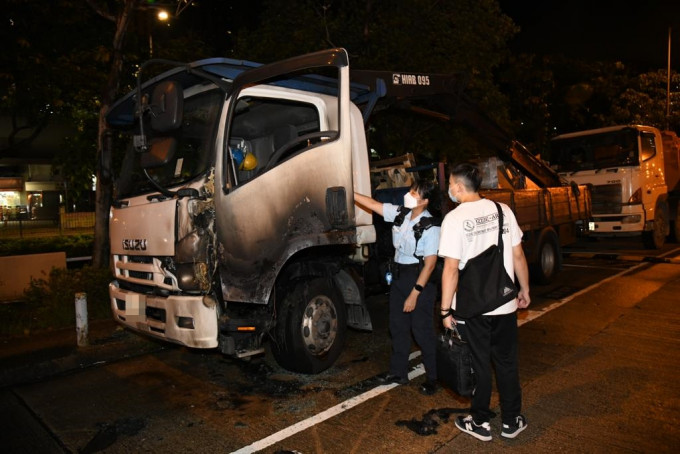 吊臂車遭縱火，警方在場調查。