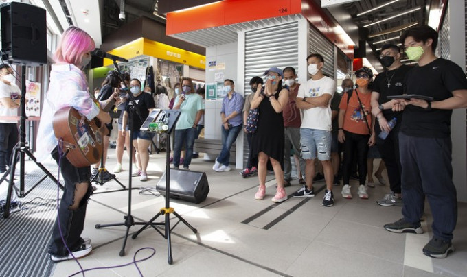 裕民市集善用出入口的空间举办音乐会活动，吸引年青人认识小贩市集文化。