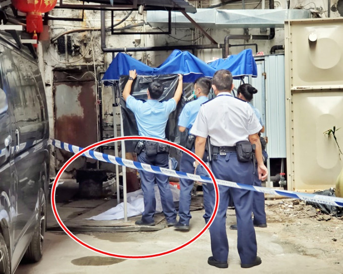 警員以白布及帳篷遮蓋事主遺體（紅圈示）。