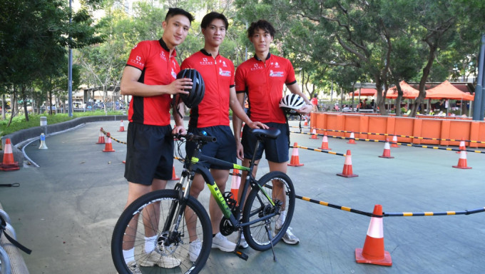 蔡俊彦(左起)、何思朗、方凯申3子参加单车节比赛。 本报记者摄
