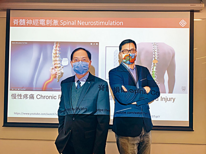 郑永平（左）称，「PolyUStimulator」体积细小，团队正研究改良设计，使其符合注射入人体的标准。