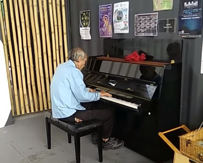 伯伯在觀塘海濱用鋼琴彈奏《友誼之光》。巴打絲打 Facebook Club圖片