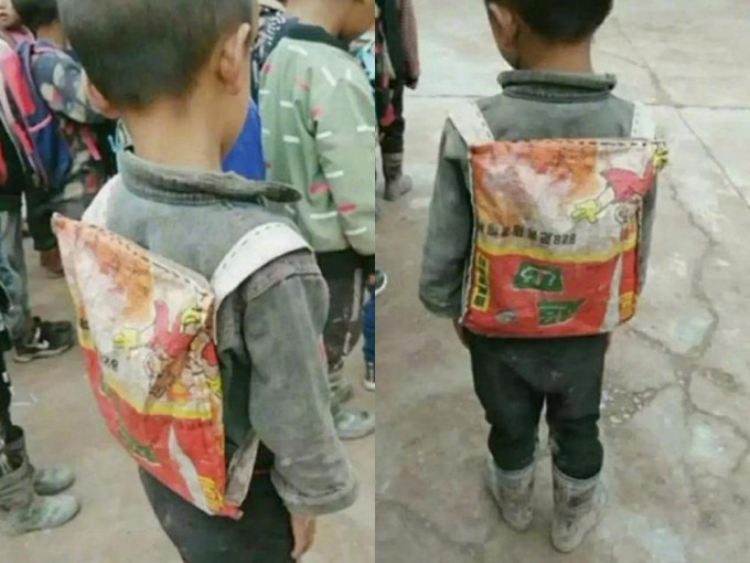 一名小朋友因为背著一个简陋的书包，低著头不敢站在队伍中。网图