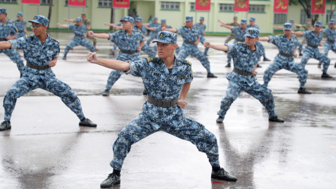 香港大學生軍事生活體驗營昨日舉行結業禮，150人表演軍體拳。政府新聞處