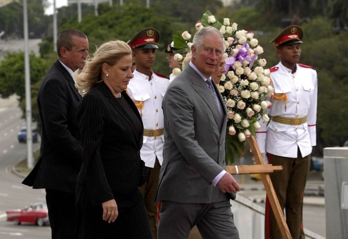 在美國試圖孤立古巴的同時，英國皇儲查理斯和夫人卡米拉周日抵達古巴首都哈瓦那，展開歷史性訪問行程。  美聯社圖片