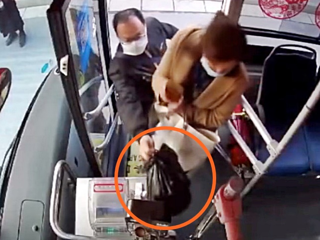 鄭州一位巴士乘客一上車即豪贈120個口罩作謝禮。網圖