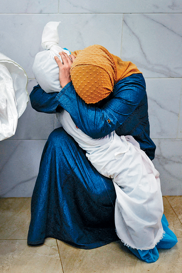 奪得「年度大獎」的攝影作品，記錄加沙婦人馬馬爾抱着5歲女孩的遺體啜泣。