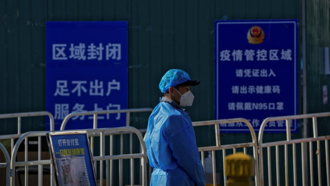 北京市卫健委呼吁市民非必要不离开居住区域。AP