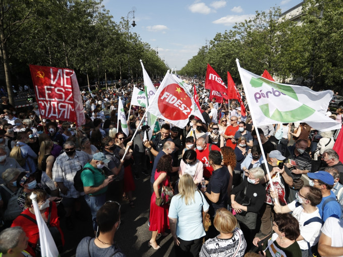 布達佩斯早前爆發示威，抗議總理歐爾班同意讓上海復旦大學在巿內興建首間海外分校。AP資料圖片