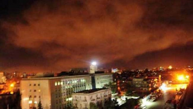以色列周六凌晨空襲敘利亞首都大馬士革機場附近地區。網圖
