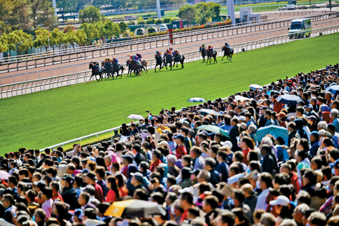 龍年賀歲賽馬昨日舉行，逾八萬一千人逼爆沙田馬場，是2019年賀歲賽後新高。