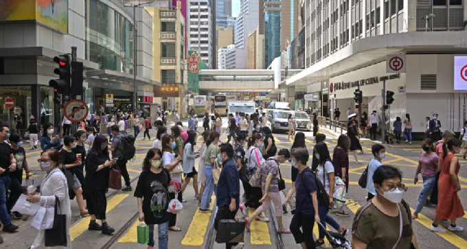 香港因為被指審查新媒體及採取嚴格的防疫限制，導致在宜居城巿中排名下跌。（資料圖片）