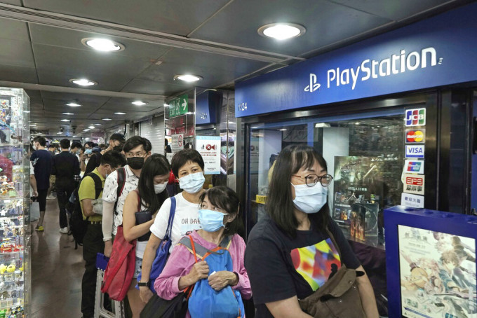 大批機迷在多區PS5遊戲機預售點外大排長龍。AP資料圖片