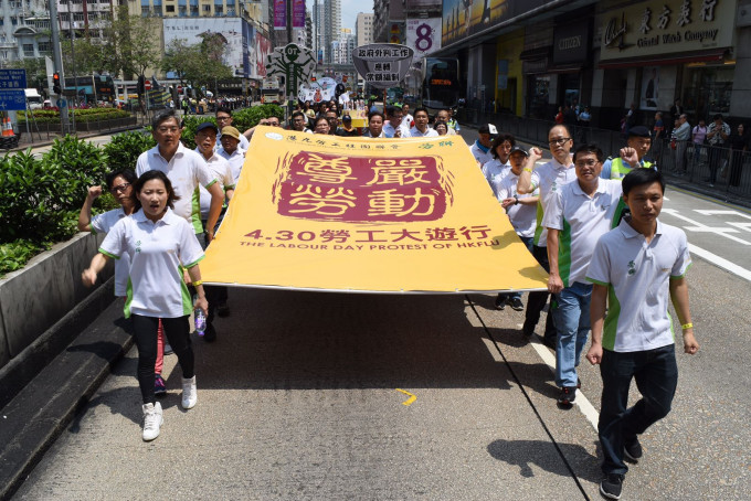 勞聯由深水埗楓樹街球場遊行至碧街後，代表再前往金鐘政府總部請願向政府表達勞工訴求。勞聯提供