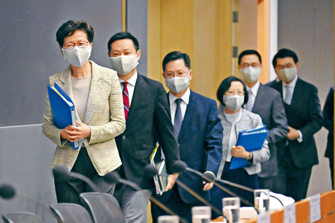 林鄭月娥宣布放寬防疫措施，並向市民派發可重用口罩。