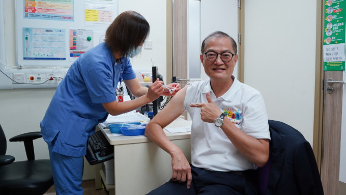 卢宠茂今日接种了新冠疫苗加强剂。医衞局FB