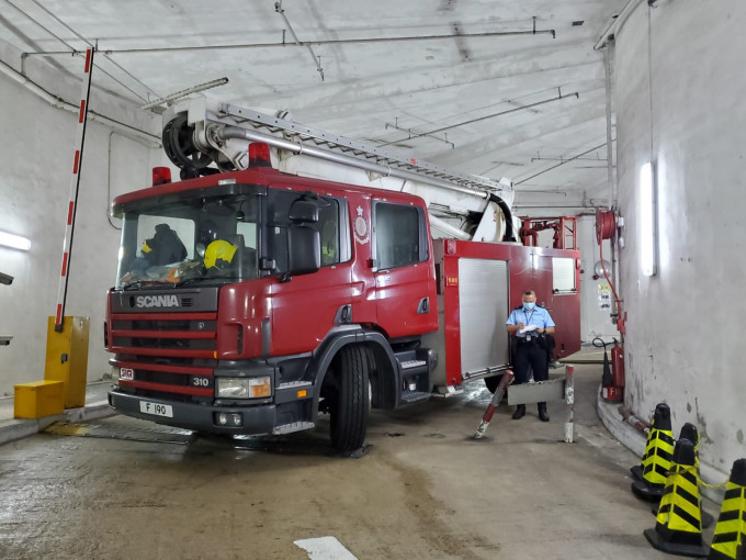 涉事消防车隶属鸭脷洲消防局。