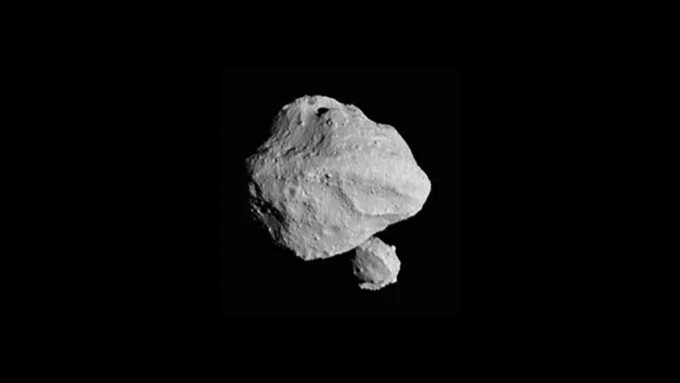 NASA发现小行星「丁基内什」有一颗迷你月亮。 美联社