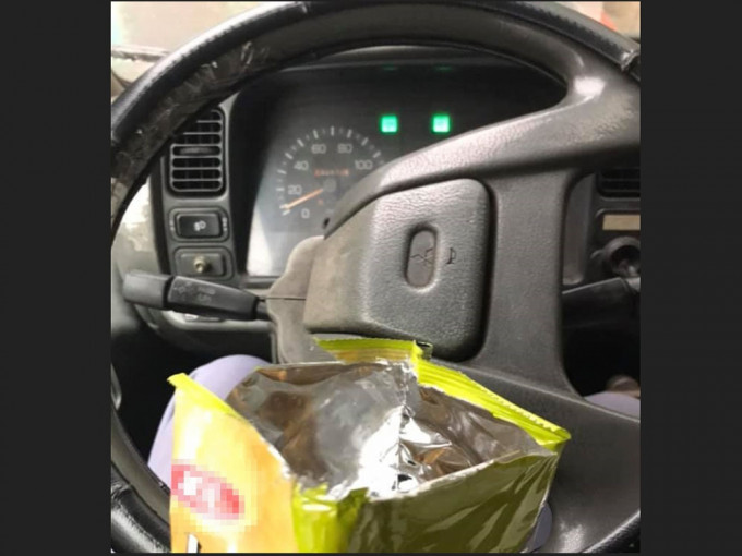 台灣一名物流司機車內吃薯片充飢遭大媽檢舉沒戴口罩，心感無奈。FB圖