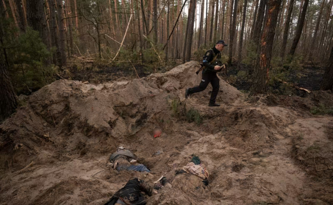 莫季任女鎮長一家三口被指遭俄軍行刑式槍決丟亂葬崗。AP圖