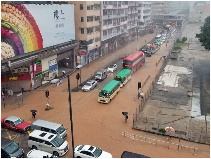亞皆老街及洗衣街十字路口浸，馬路積滿黃泥水，人車需澗水而行。
fb「香港突發事故報料區」圖片
