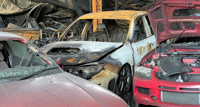 車庫不少名車在火警中被燒毀。（網上圖片）
