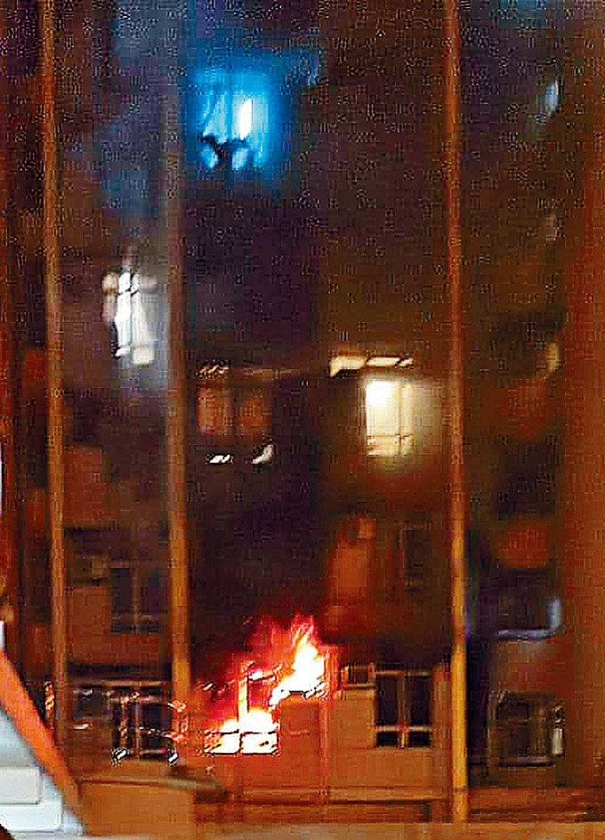 藍田平田邨平旺樓一單位疑按摩椅電線短路失火，戶主在場接受治理。