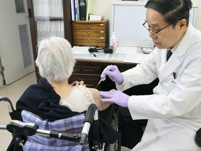 日本正为长者进行疫苗注射计画。AP资料图片