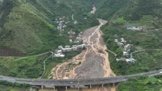 山谷中的村庄被山泥淹埋。