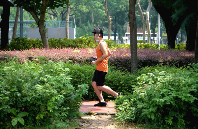 網民自以為經常跑步健康不會染新冠肺炎。示意圖片