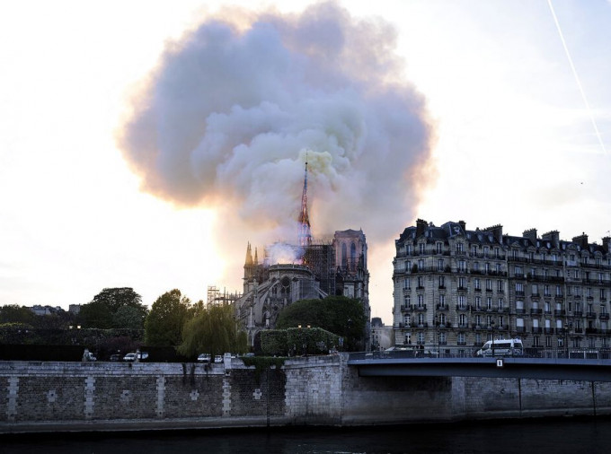 拥有850年历史的巴黎地标圣母院遭火劫。AP