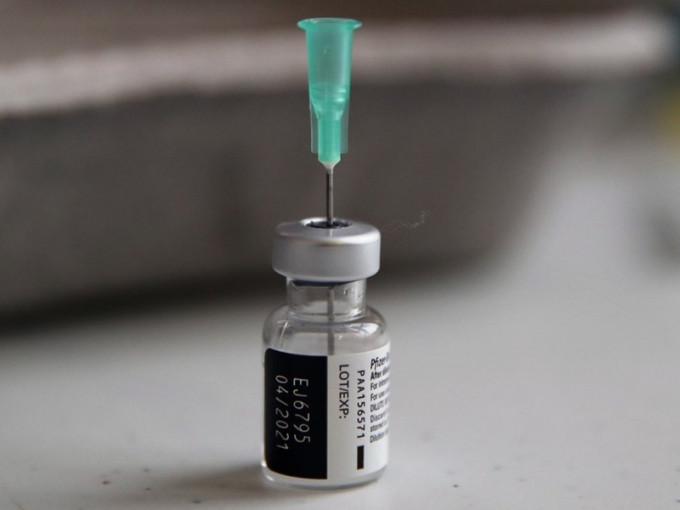 英国正与生产商洽购多数以千万剂辉瑞疫苗。AP