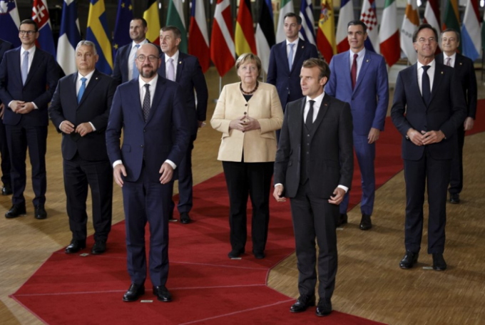 各国领导人在欧盟峰会合影，左一为波兰总理莫拉维茨基。AP