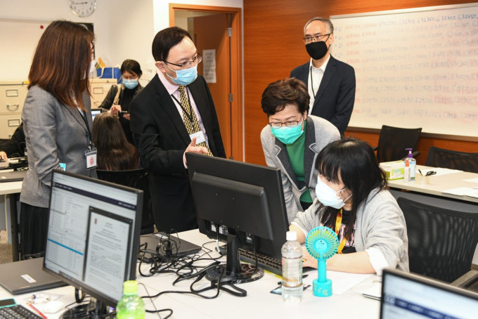 林郑月娥（右二）到访在北角政府合署新设立的家居检疫控制中心视察。政府新闻处图片