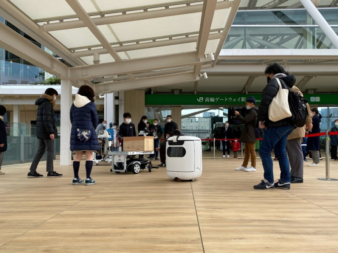 Rice Robotics在东京山手线新站「高轮Gateway站」参加机械人演示。