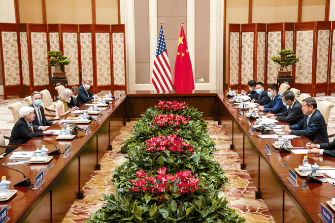 今年7月，副总理何立峰和耶伦在北京举行会谈。