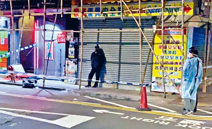 确诊男病人李运强昨在上海街与长沙街交界被发现后，警用胶带围封现场防走脱。