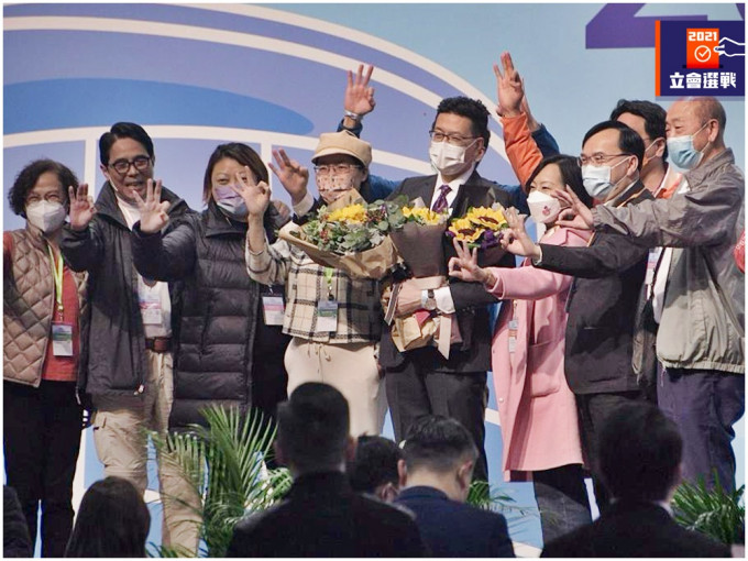 吳秋北（左五）指選民對他的支持，是回應了對新選舉制的度期望。