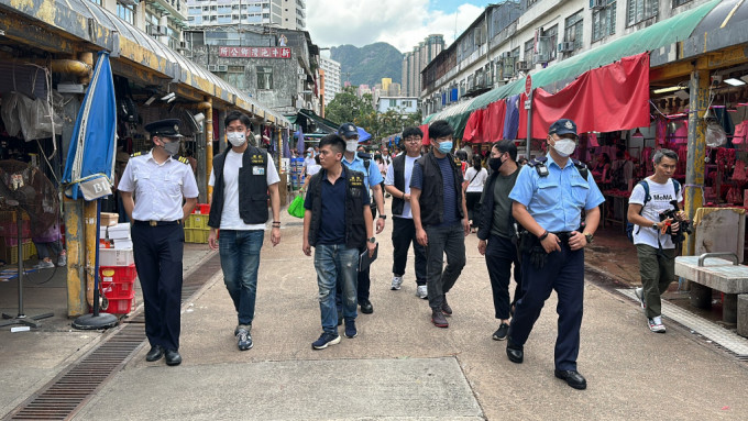警方连同食环署巡牛池湾街市 向阻街铺主票控。刘汉权摄