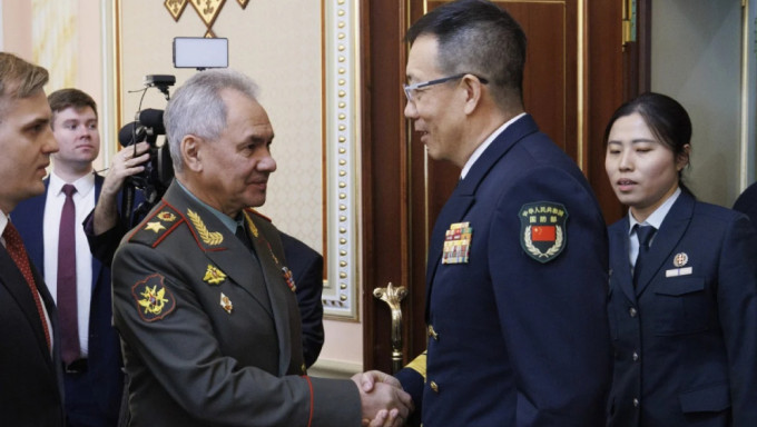 董军（左）与俄罗斯防长绍伊古举行会谈。 AP