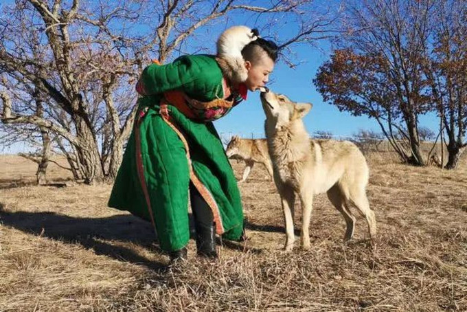 周鑫月認為，用嘴叼著肉餵狼，會讓狼對她產生信任和依賴。