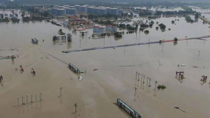 辽宁盘锦一堤坝溃口已转移8000多人。