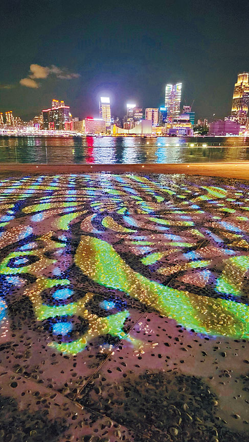 藝術@維港在添馬公園海濱展出數碼藝術家黃宏達作品「永恒光海貝」，項目由香港賽馬會贊助。