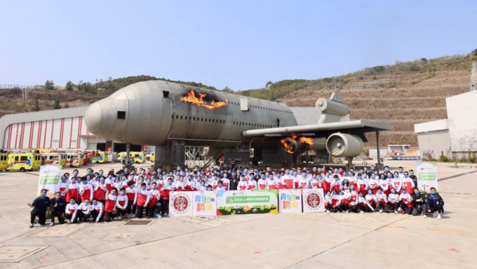 100中学生到将军澳消防及救护学院参与领袖营，并模拟飞机事故发生，场面震撼。香港律师会FB