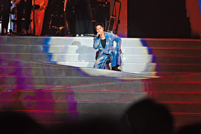 陳柏宇不慎跌倒，索性坐在台上演唱。
