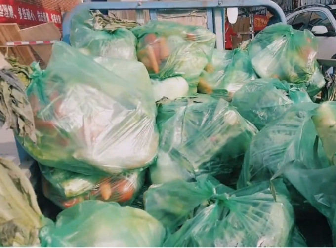 网上流传在湖北孝感市有封闭式社区遭抬菜价，一袋蔬菜要价100人民币。