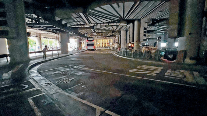 屯馬線元朗站下面的交通交匯處，昨午2時起漆黑一片，懷疑與電壓驟降有關。