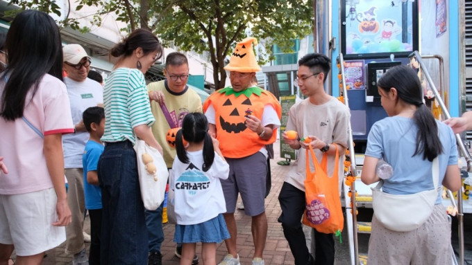 实政圆桌「哗鬼流动车」落区出巡 田北辰变身「南瓜人」有段故｜Kelly Online