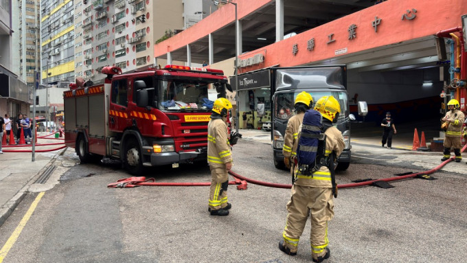 消防到场救熄火警。梁国峰摄