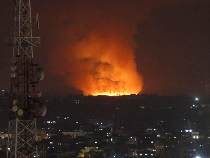 以色列軍方空襲加沙北部的哈馬斯據點，回應早前哈馬斯向以色列發射火箭炮。AP圖片